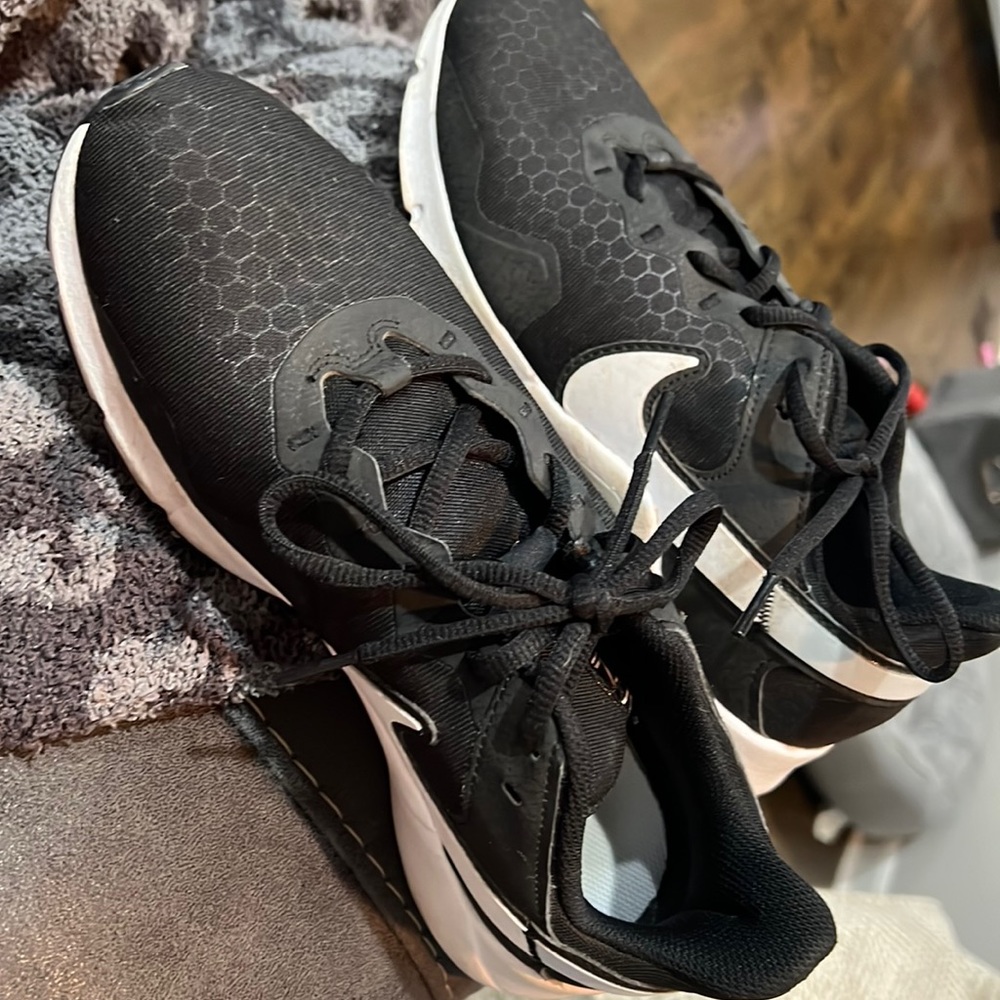 Nike women’s size 9 black & white shoes